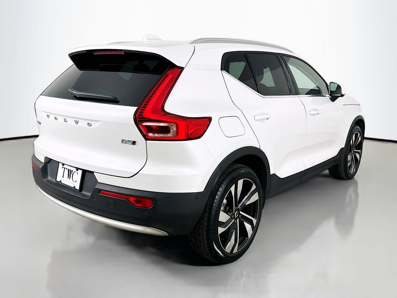 Used 2024 Volvo XC40 B5 Plus w/ Climate Package AWD/4WD image 5