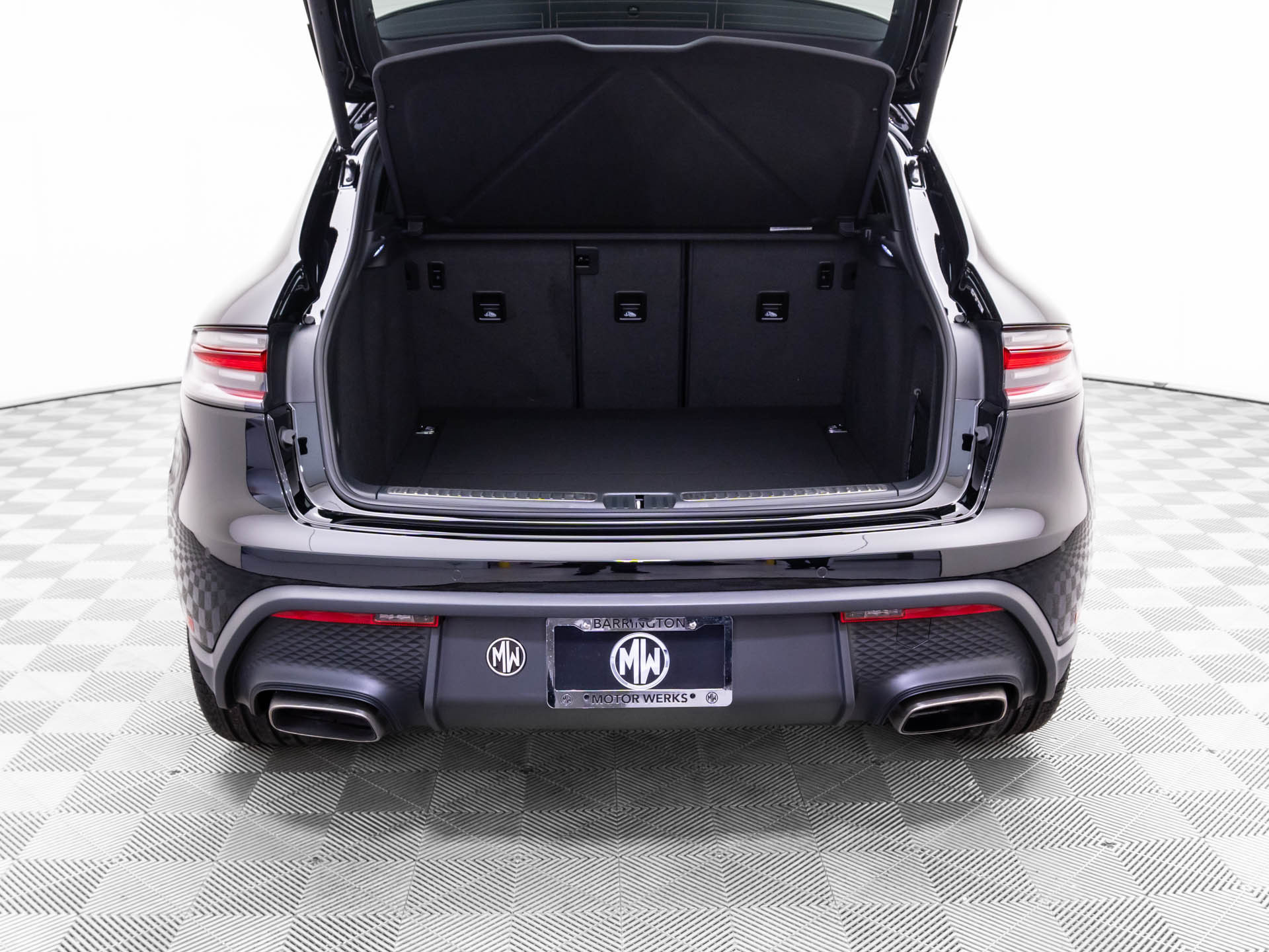 Certified 2026 Porsche Macan AWD/4WD image 32