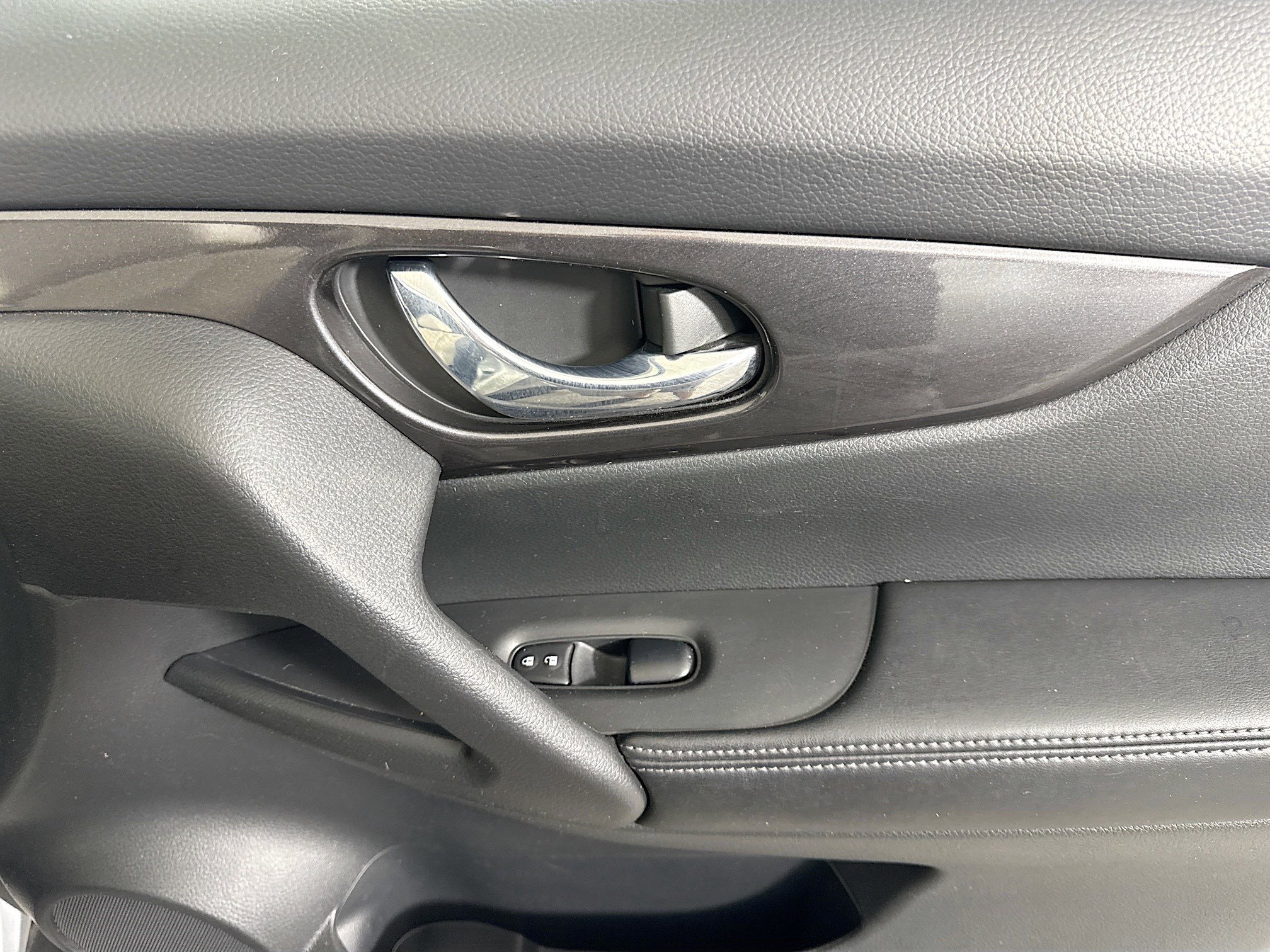 Used 2019 Nissan Rogue SV image 31