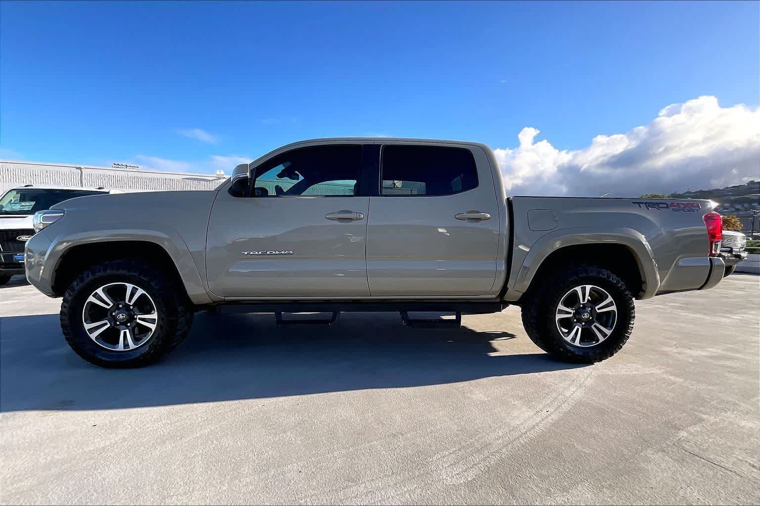Used 2019 Toyota Tacoma TRD Sport AWD/4WD image 3