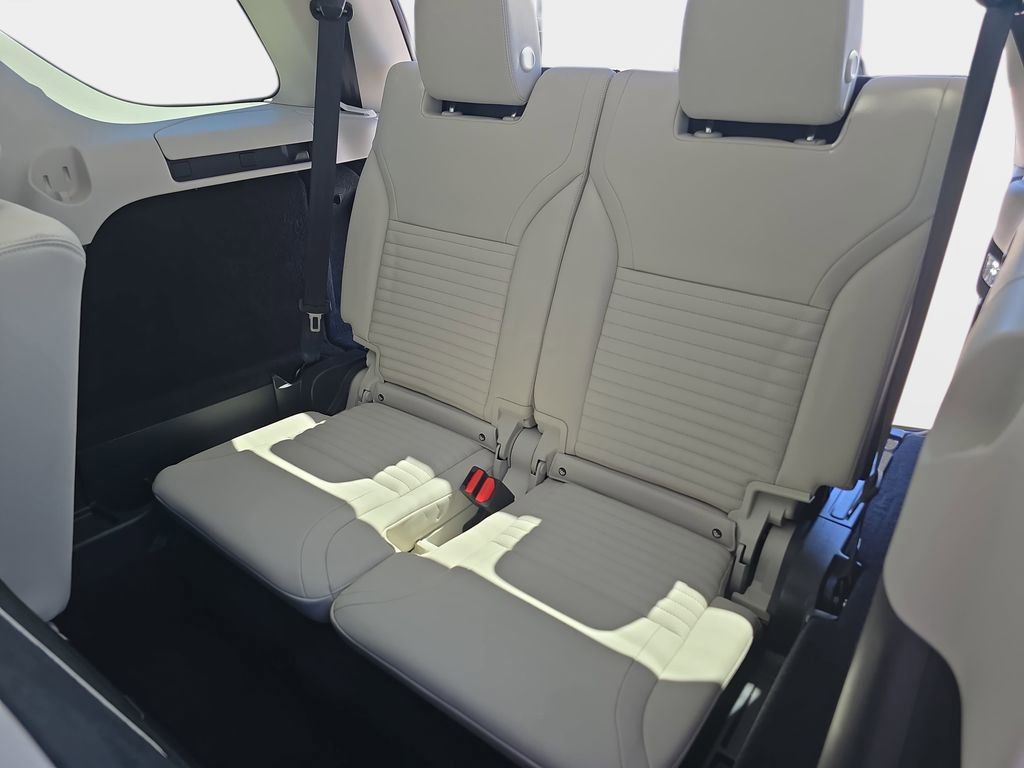 Certified 2025 Land Rover Discovery S image 13