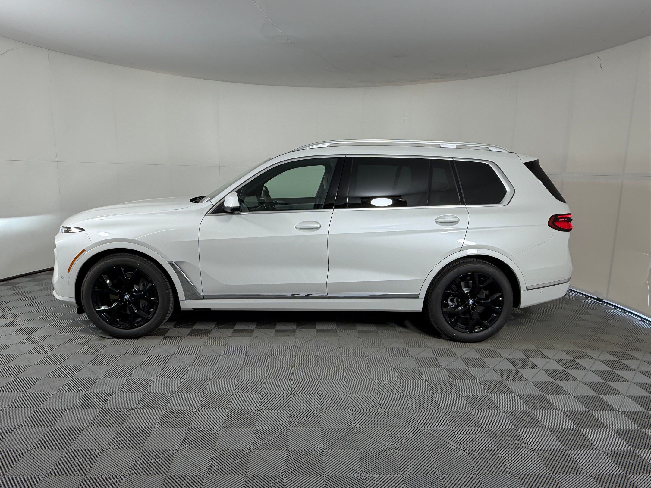Used 2027 BMW X7 xDrive40i w/ Premium Package AWD/4WD image 2