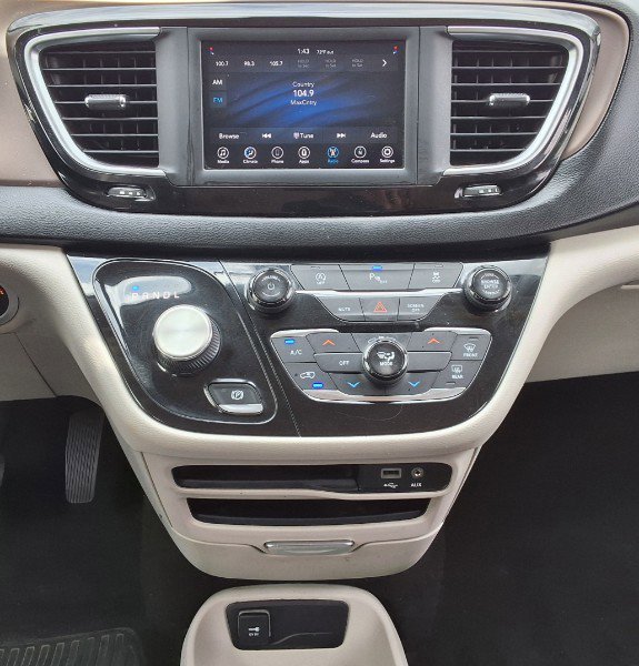 Used 2020 Chrysler Voyager L FWD image 19