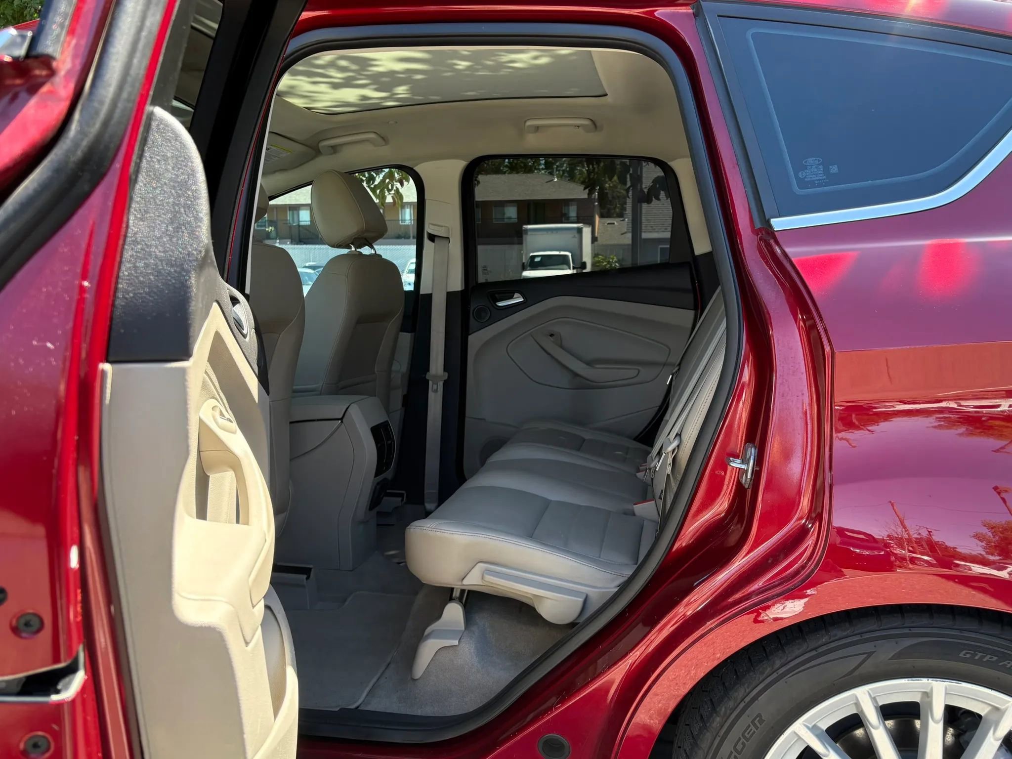 Used 2016 Ford C-MAX Energi SEL w/ Equipment Group 302A FWD image 11