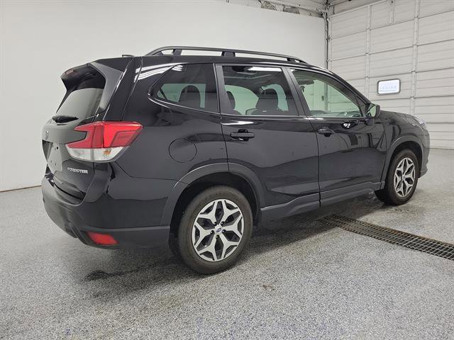 Used 2023 Subaru Forester Premium image 3