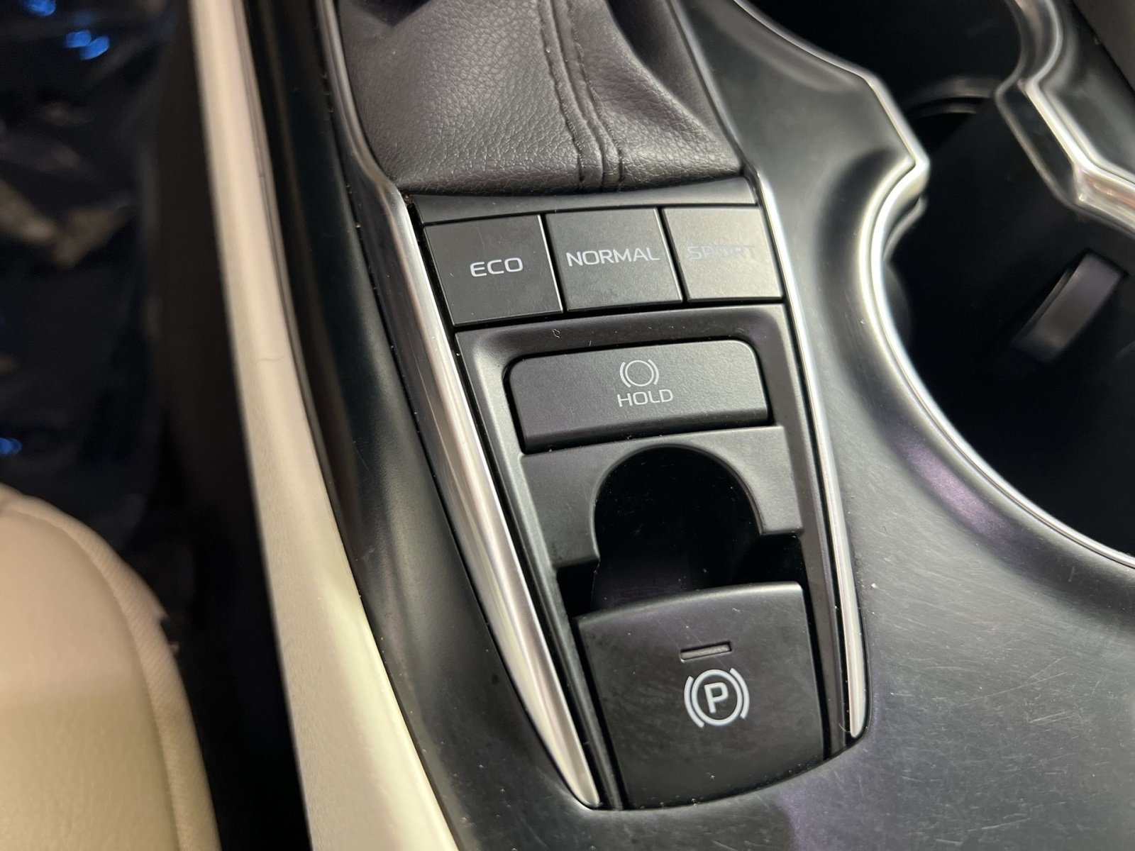 Used 2020 Toyota Camry XLE w/ Navigation Package FWD image 32