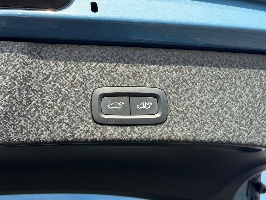 Certified 2023 Volvo C40 P8 Recharge Plus w/ Protection Package Premier image 18