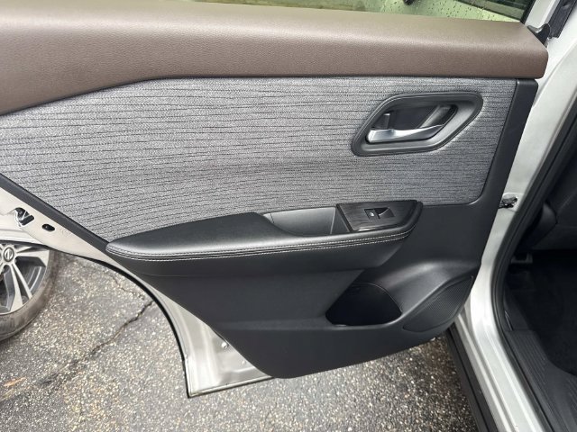 Used 2023 Nissan Rogue SV AWD/4WD image 17