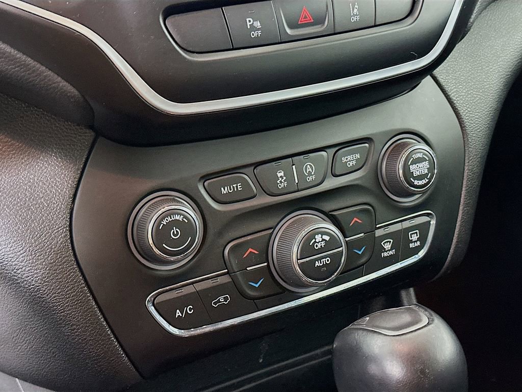 Certified 2021 Jeep Cherokee Latitude Lux w/ Comfort/Convenience Group image 25