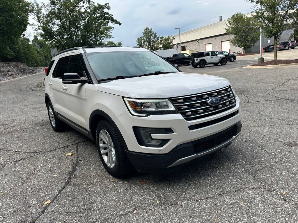 Used 2017 Ford Explorer XLT w/ Equipment Group 202A FWD image 7
