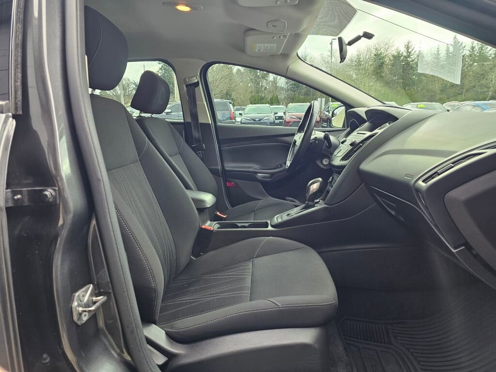 Used 2017 Ford Focus SE w/ SE Sport Package FWD image 9