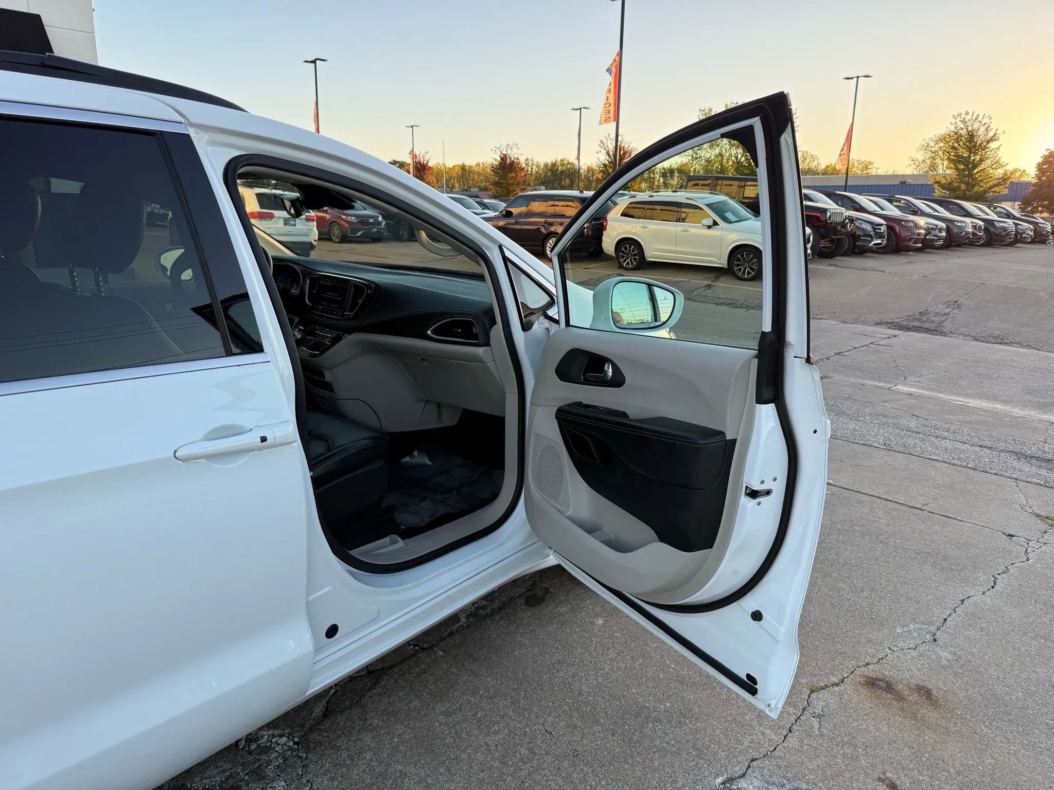 Used 2022 Chrysler Pacifica Touring-L image 31