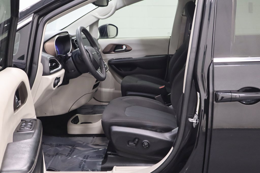 Used 2023 Chrysler Voyager LX image 8