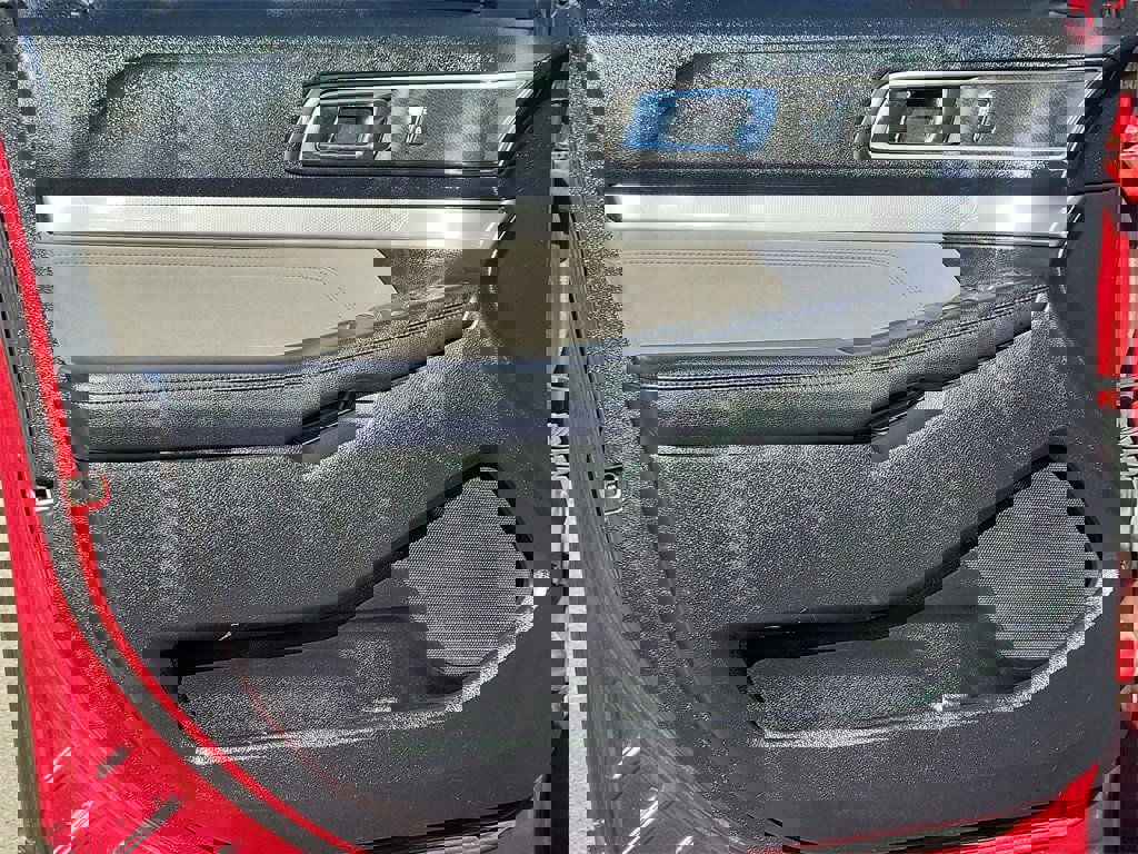 Used 2017 Ford Explorer XLT w/ Equipment Group 202A image 6