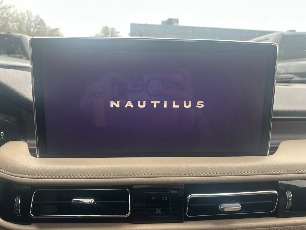 Used 2023 Lincoln Nautilus Reserve AWD/4WD image 9