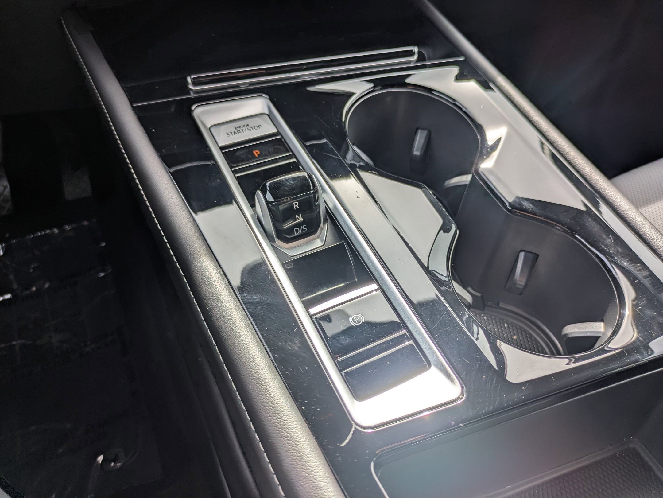 Used 2025 Volkswagen Atlas Cross Sport SE image 28