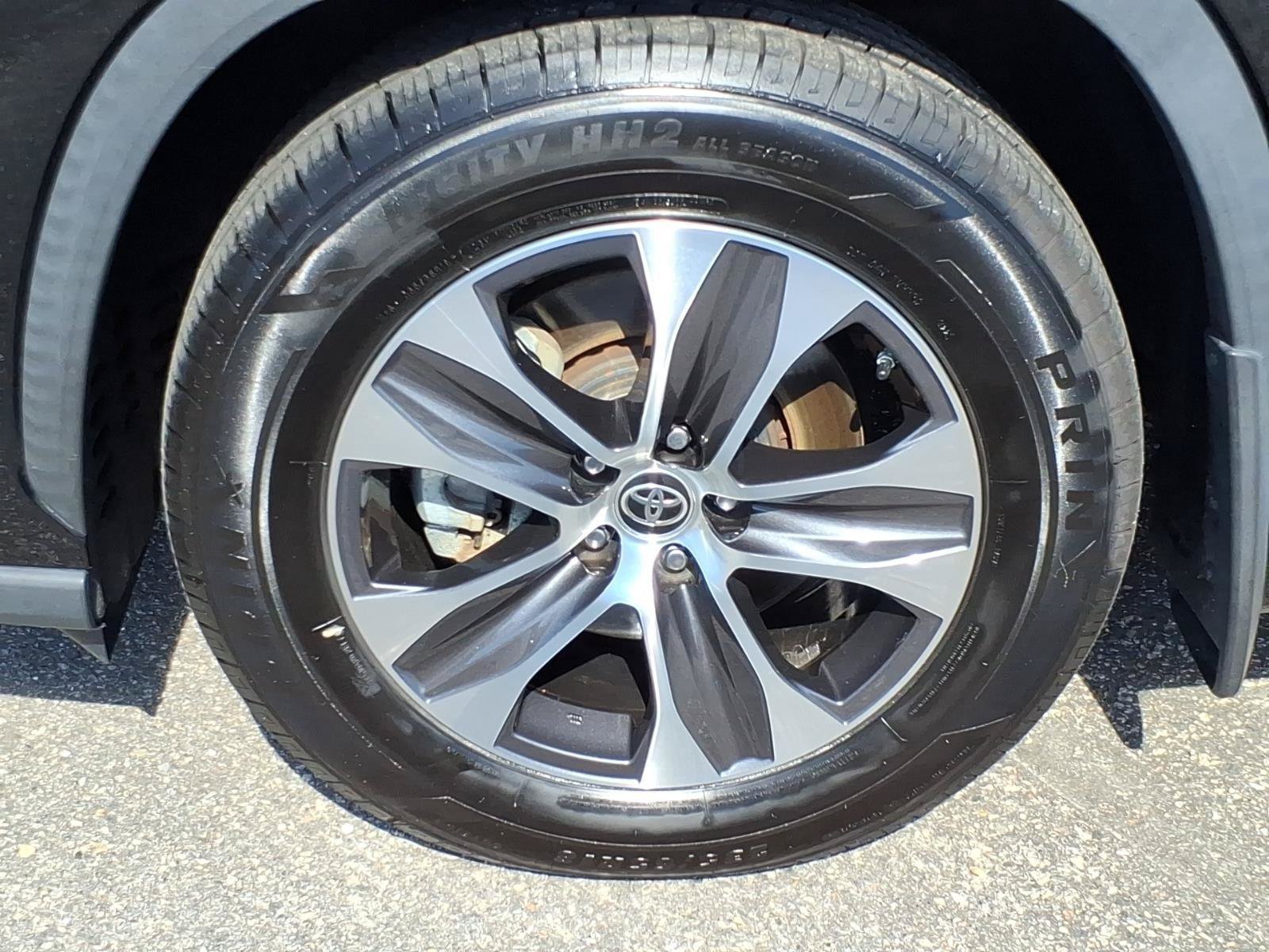 Used 2020 Toyota Highlander XLE AWD/4WD image 4