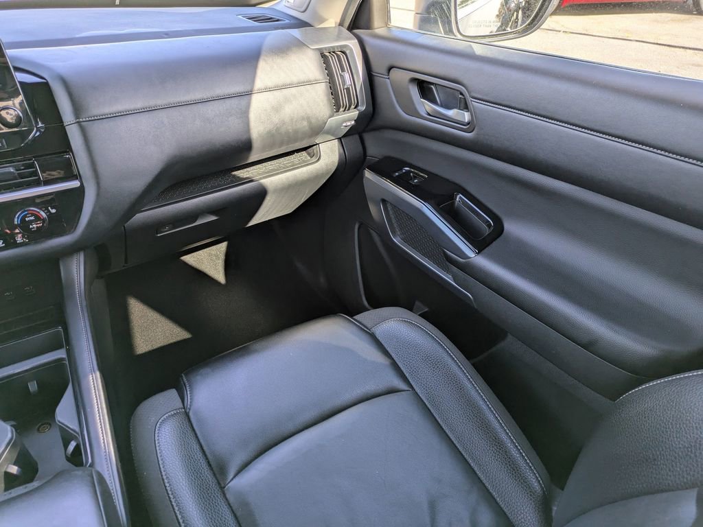 Certified 2024 Nissan Pathfinder SL w/ SL Premium Package image 18
