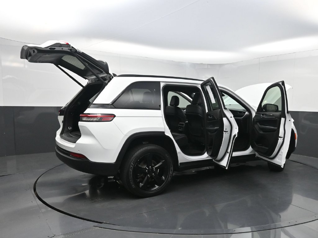 Used 2023 Jeep Grand Cherokee Altitude RWD image 40