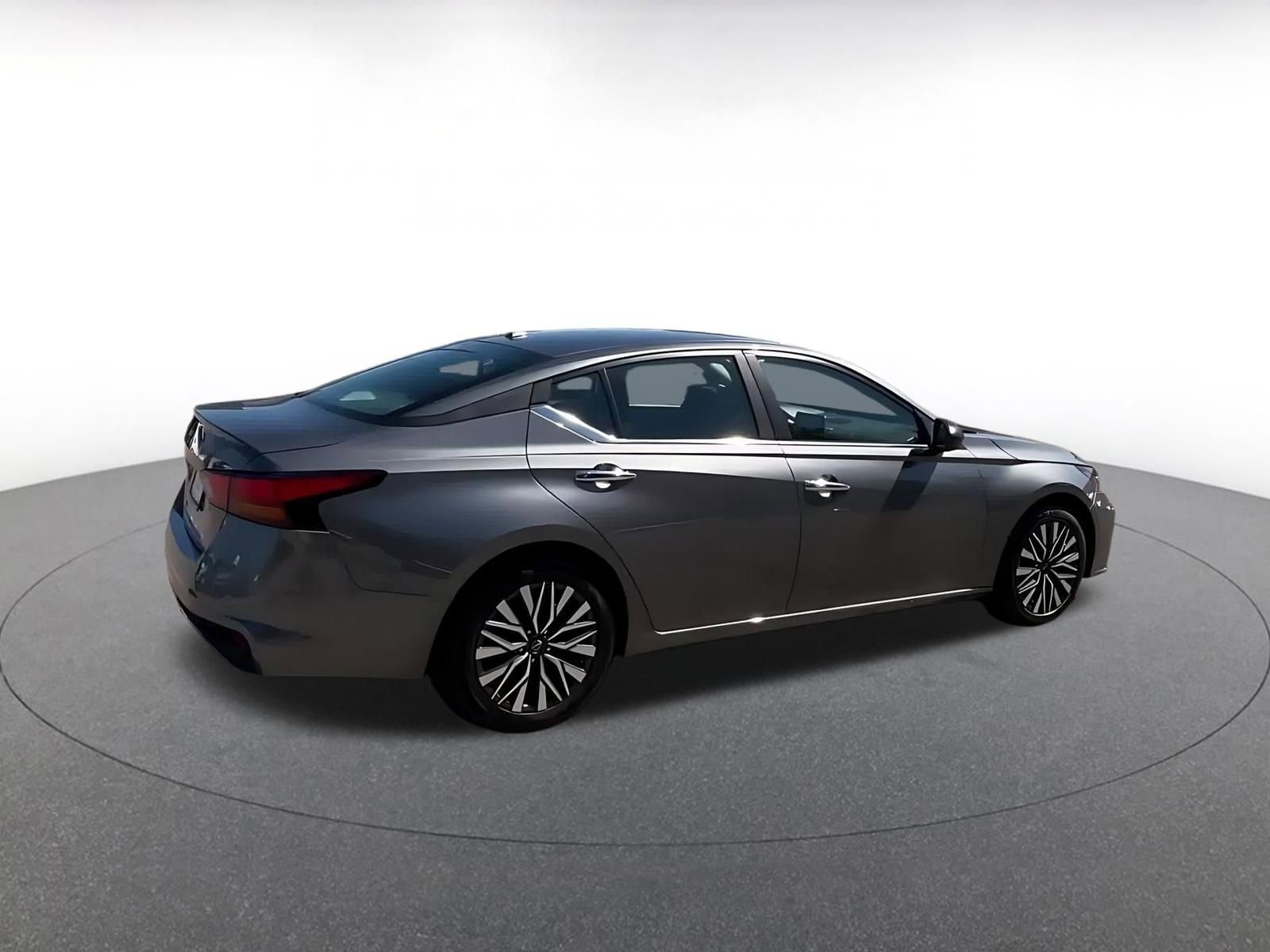 Used 2025 Nissan Altima 2.5 SV FWD image 15