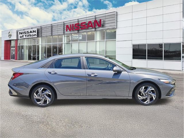 Used 2025 Hyundai Elantra Limited FWD image 3