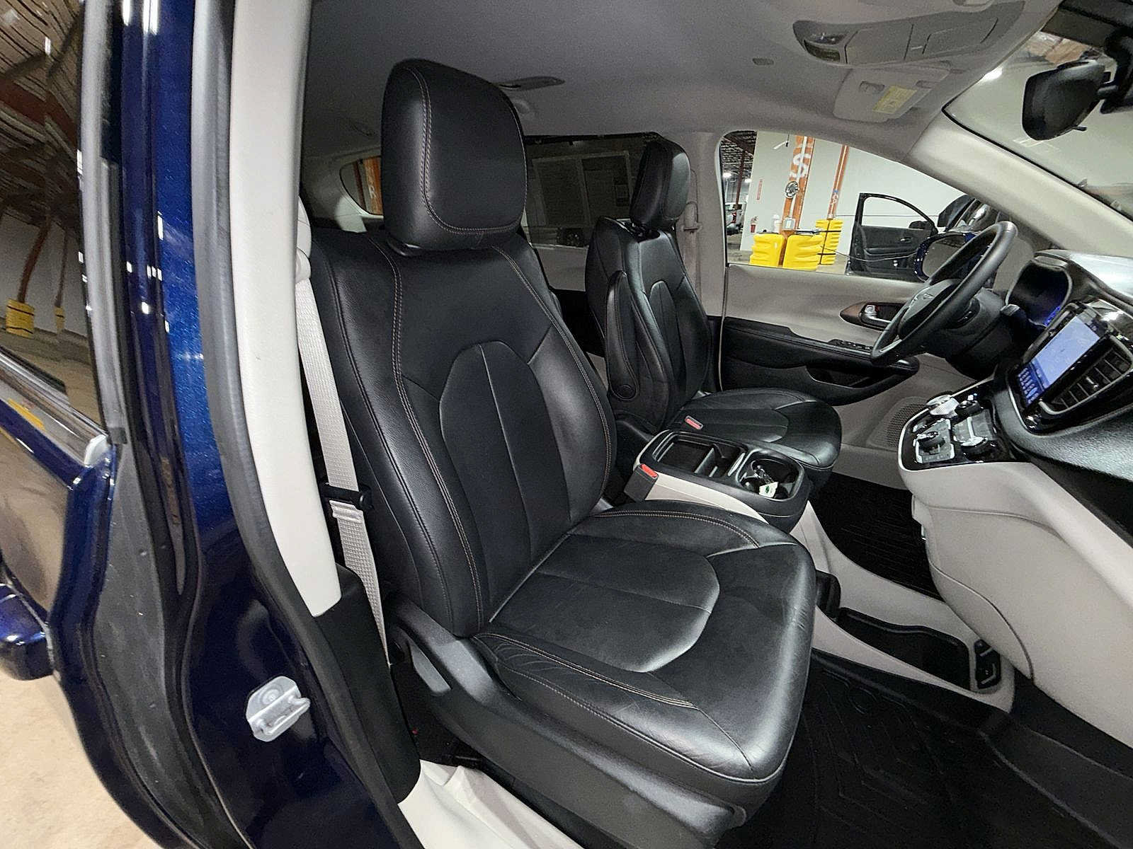 Used 2017 Chrysler Pacifica Touring-L w/ Tire & Wheel Group FWD image 16