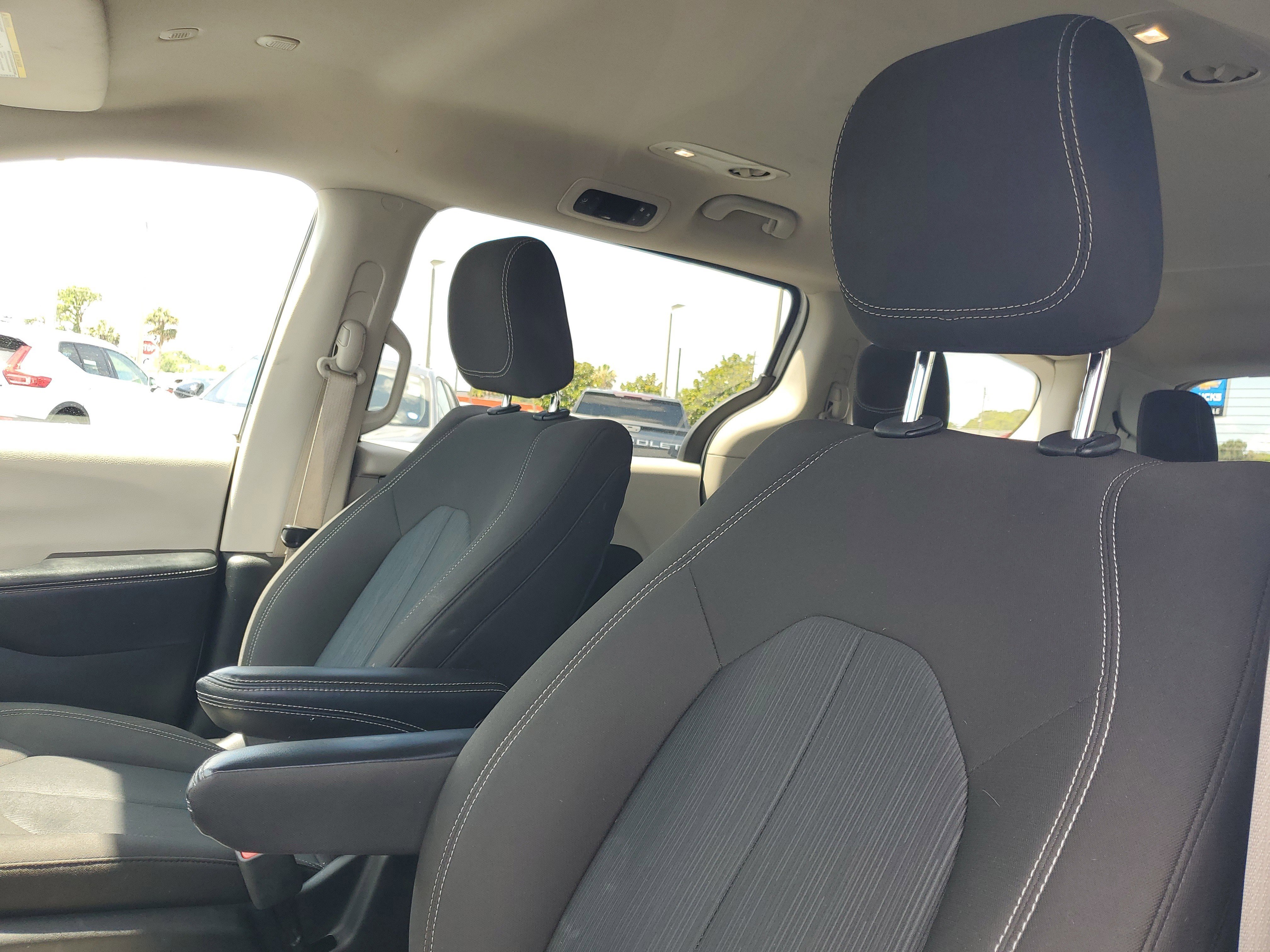 Used 2022 Chrysler Voyager LX image 17