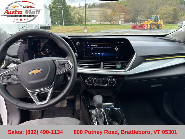Used 2024 Chevrolet Trax LT w/ Sunroof Package FWD image 14