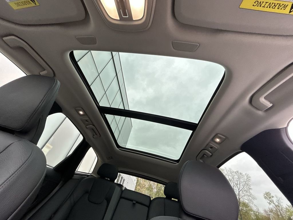 Certified 2023 Volvo XC60 B5 Plus AWD/4WD image 24