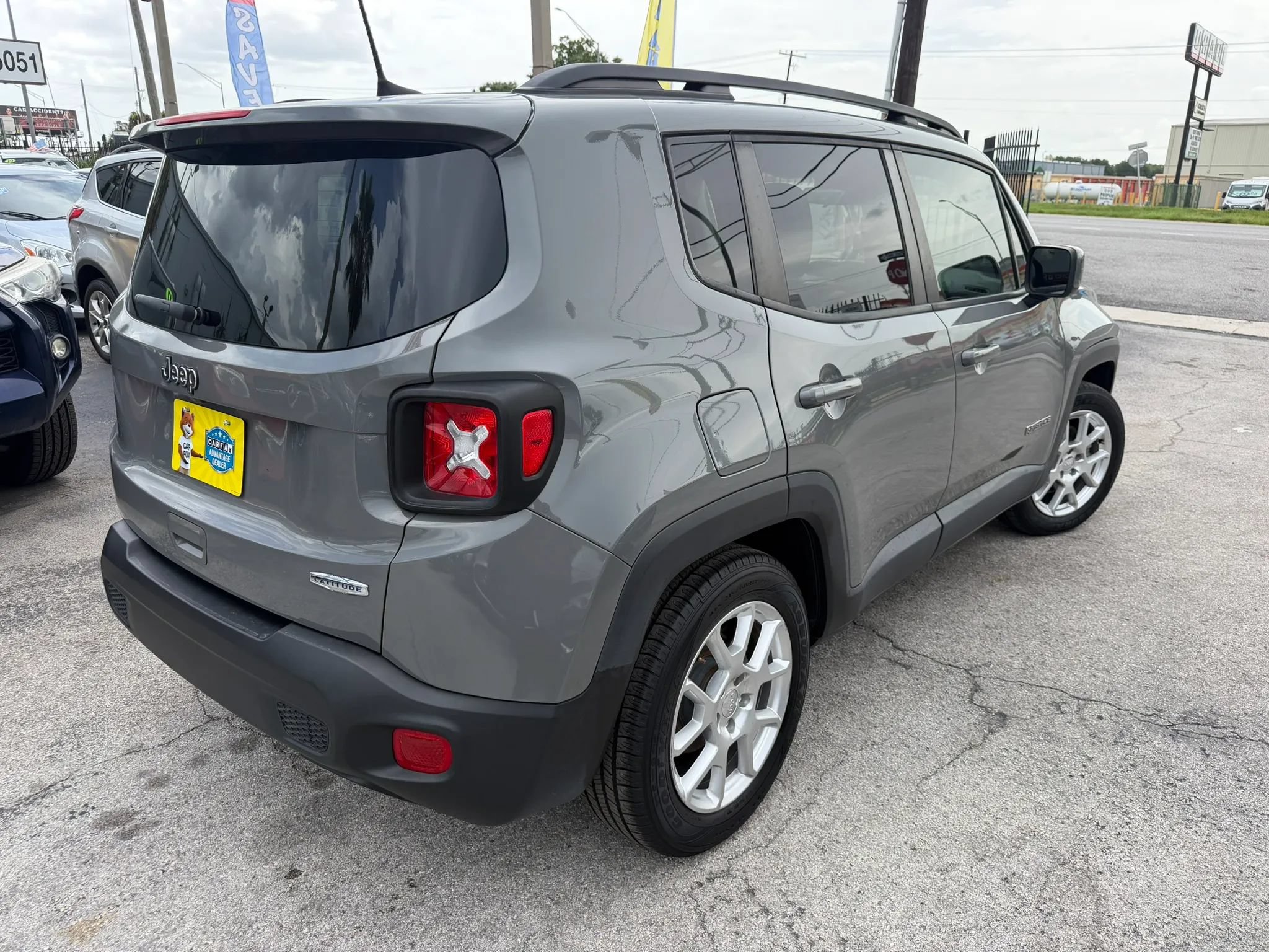 Used 2019 Jeep Renegade Latitude FWD image 4