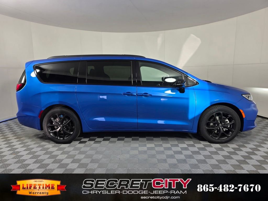 New 2026 Chrysler Pacifica Select w/ S Appearance Package image 8