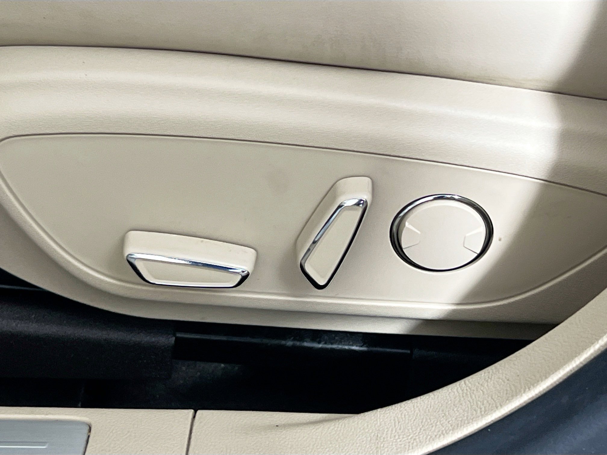 Used 2020 Lincoln MKZ w/ Convenience Package FWD image 15