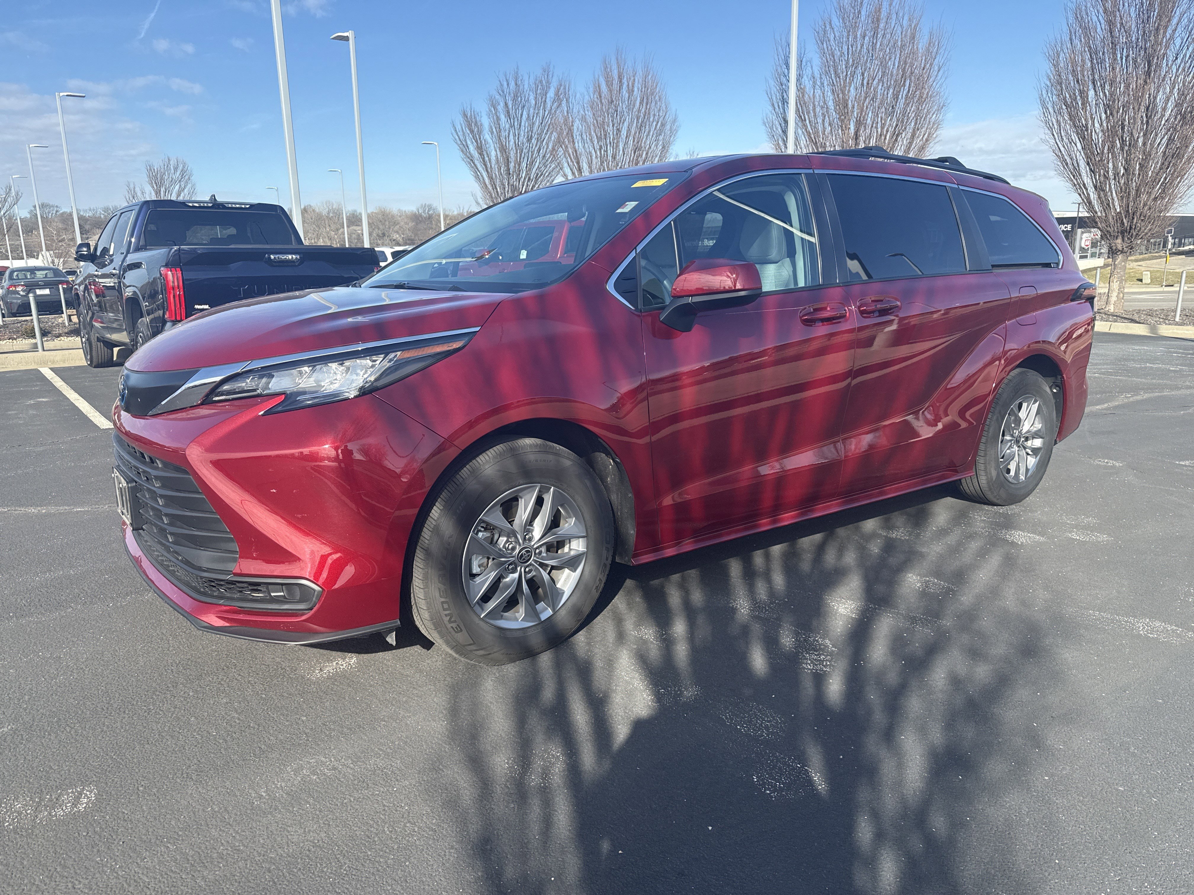 Used 2022 Toyota Sienna LE image 5