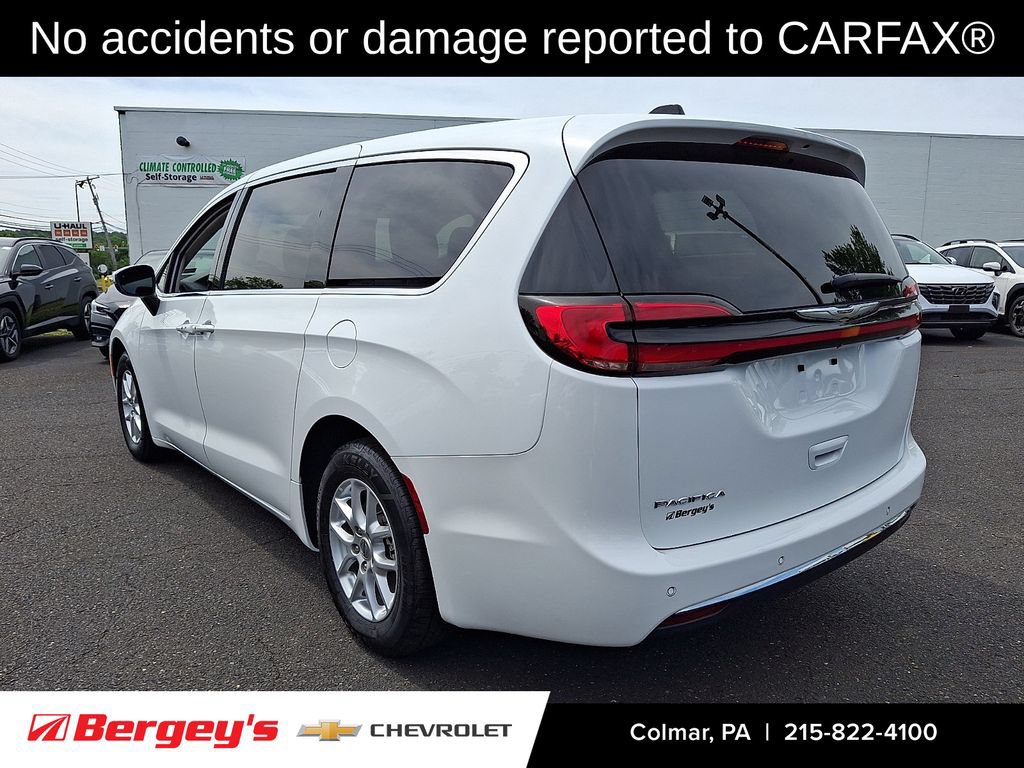 Used 2023 Chrysler Pacifica Touring-L FWD image 2