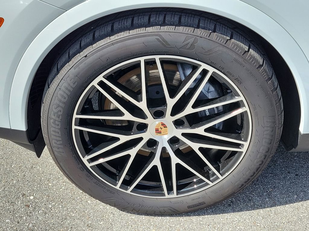 Certified 2025 Porsche Cayenne image 12