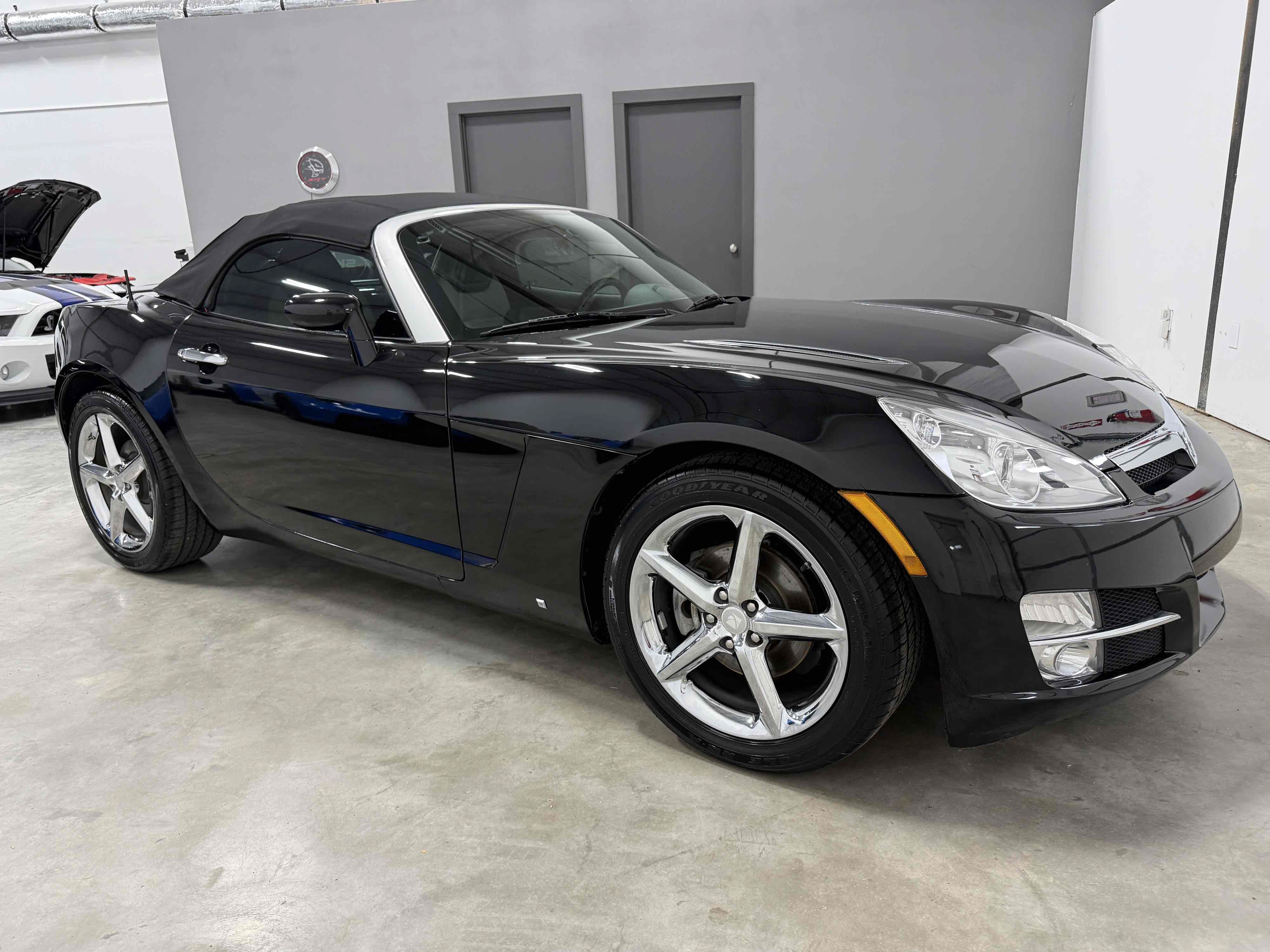 Used 2009 Saturn Sky w/ Premium Trim Package RWD image 2