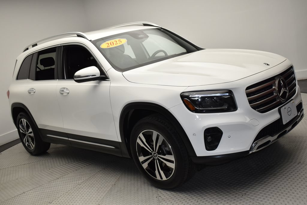 Used 2025 Mercedes-Benz GLB 250 4MATIC image 3