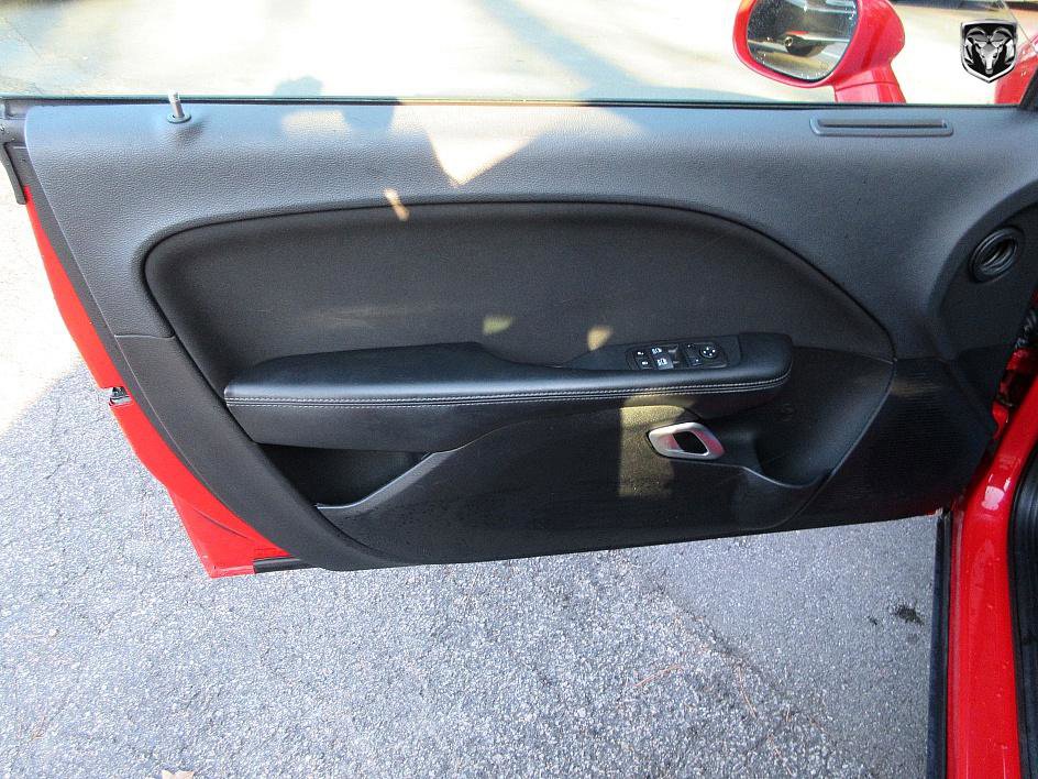 Used 2016 Dodge Challenger SXT image 9