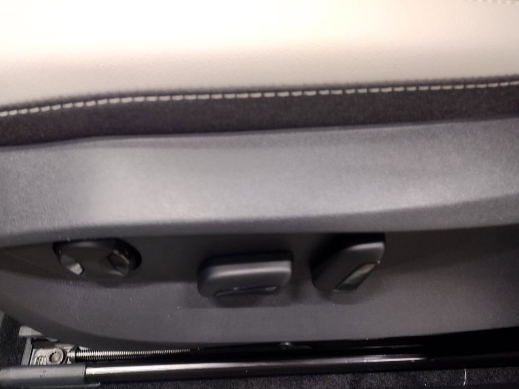 Used 2025 Volkswagen Taos SE image 21