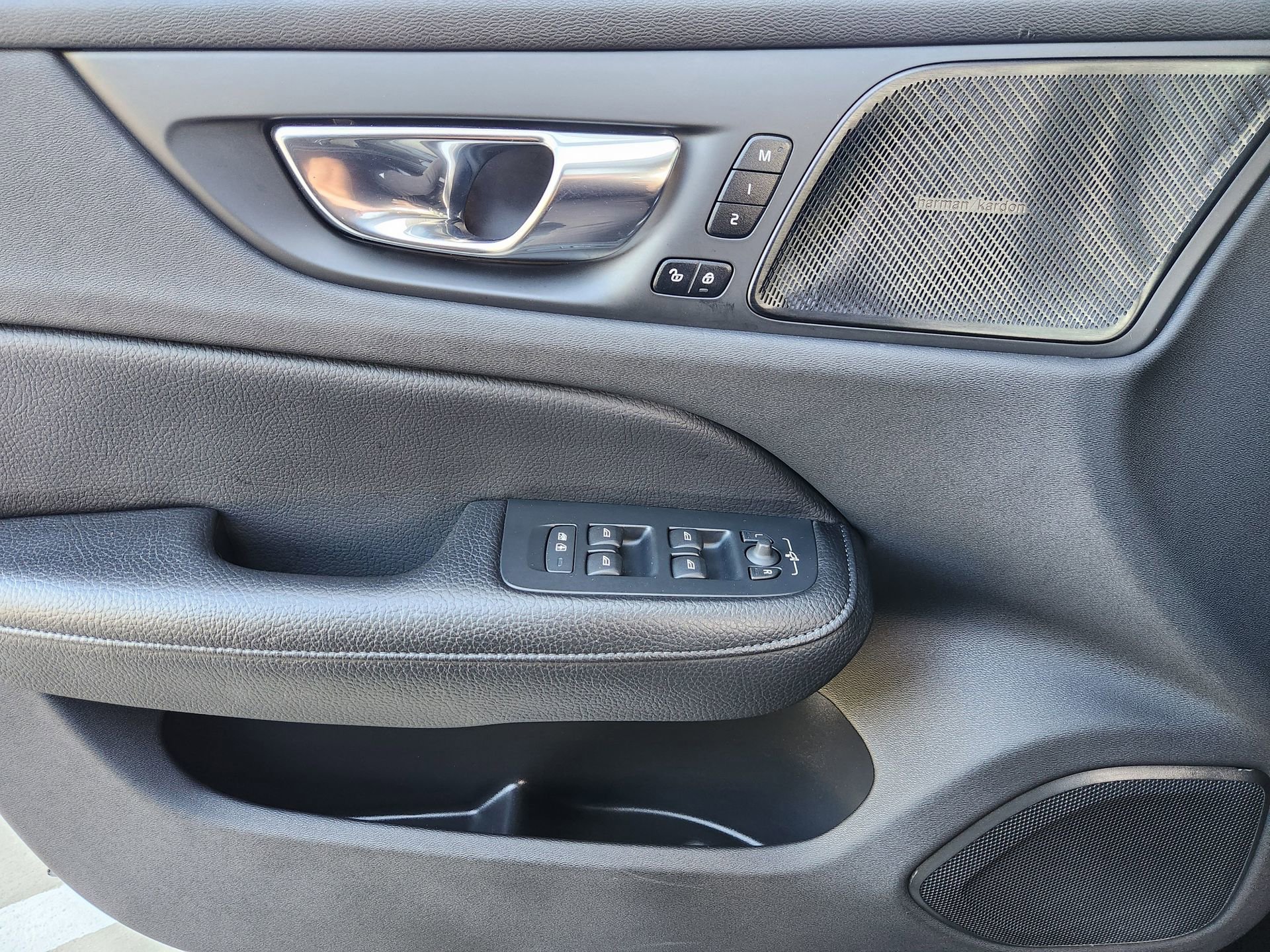 Used 2021 Volvo S60 T8 Inscription image 23