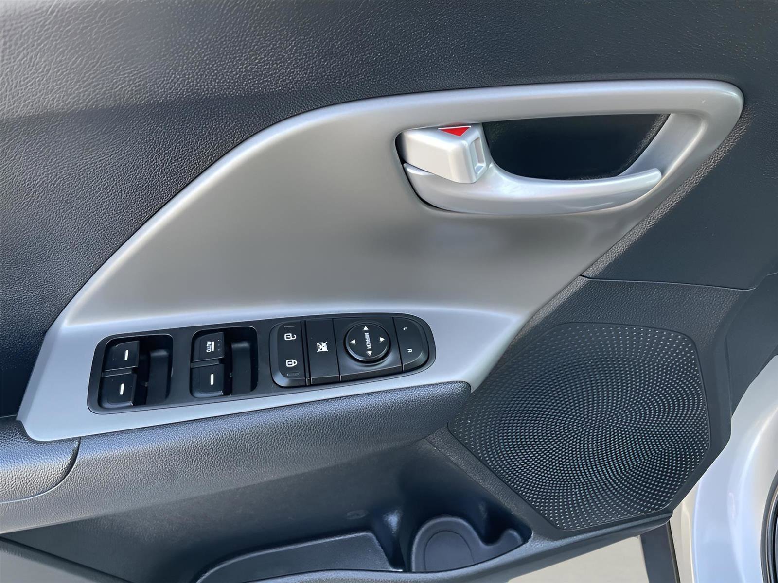 Used 2018 Kia Niro LX image 23