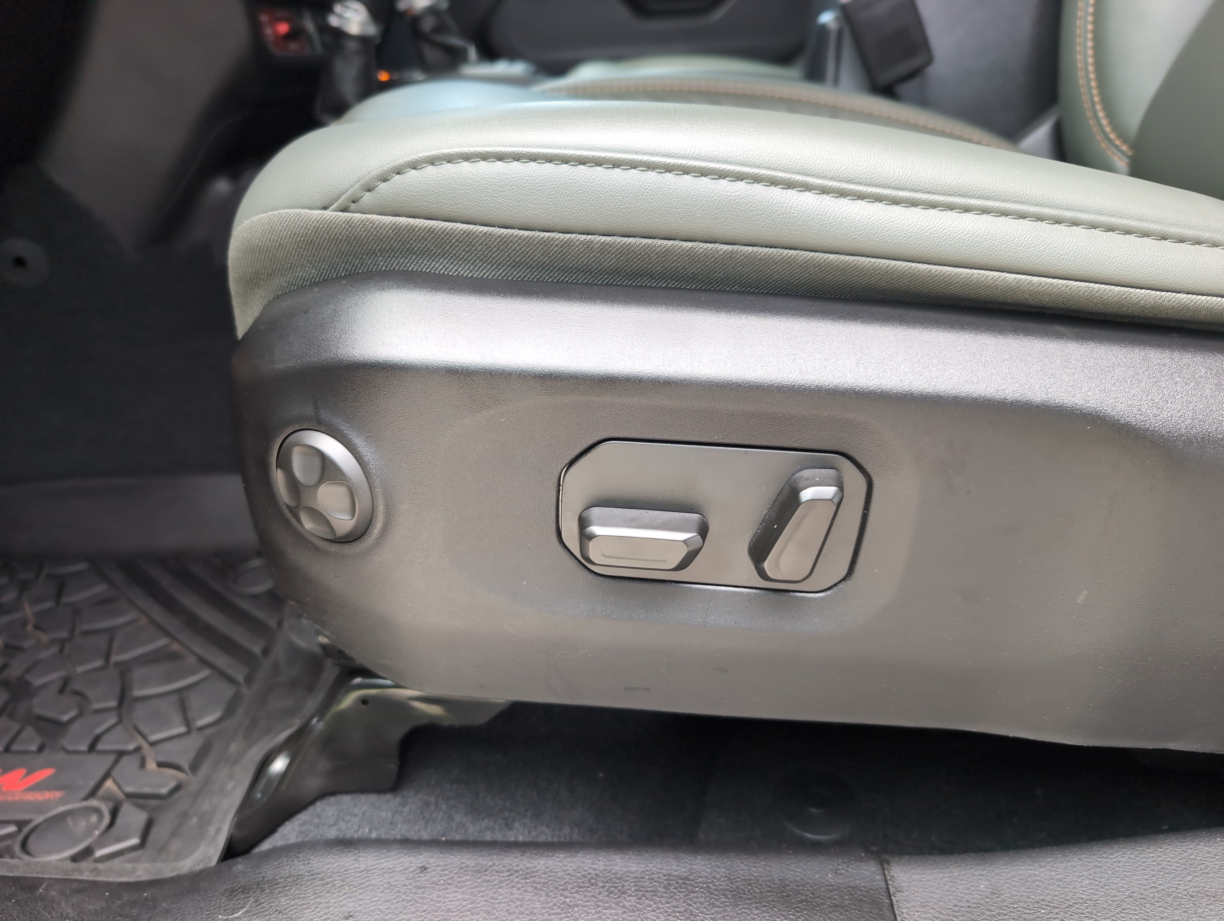 Used 2024 Jeep Gladiator Mojave AWD/4WD image 17
