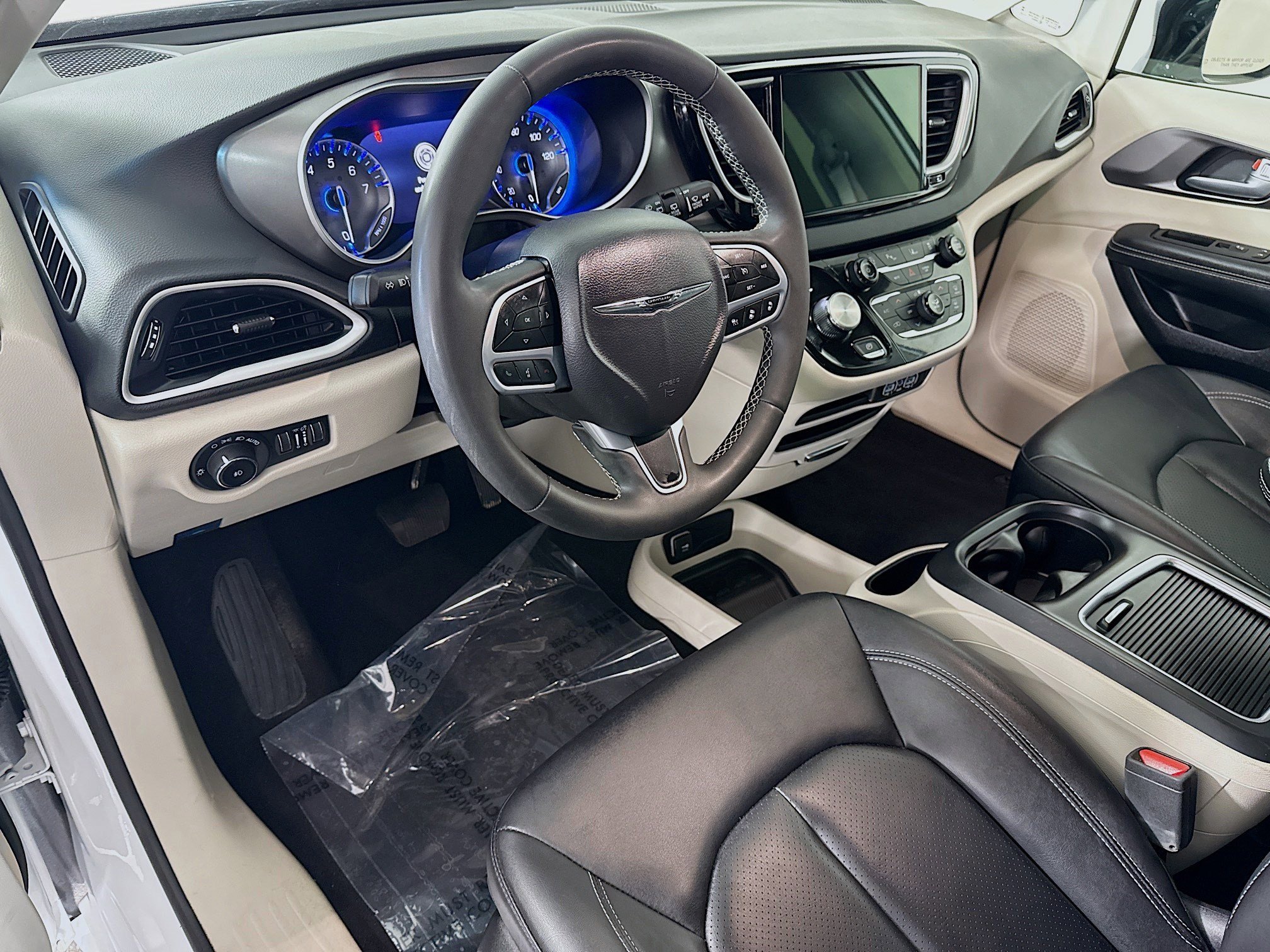 Used 2024 Chrysler Pacifica Touring-L FWD image 23