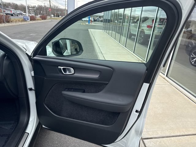 Certified 2025 Volvo XC40 B5 Plus AWD/4WD image 13