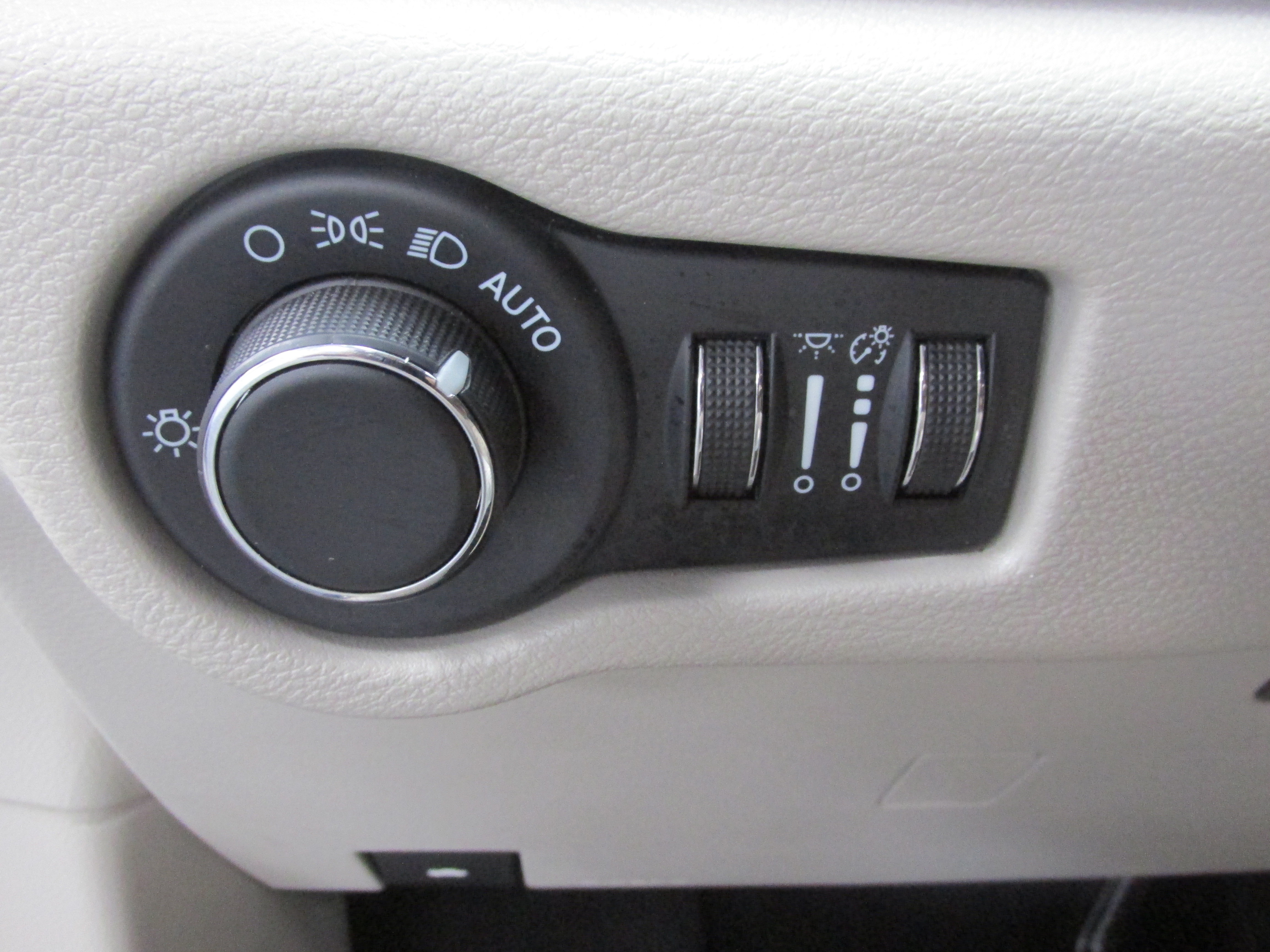 Used 2023 Chrysler Voyager LX FWD image 29