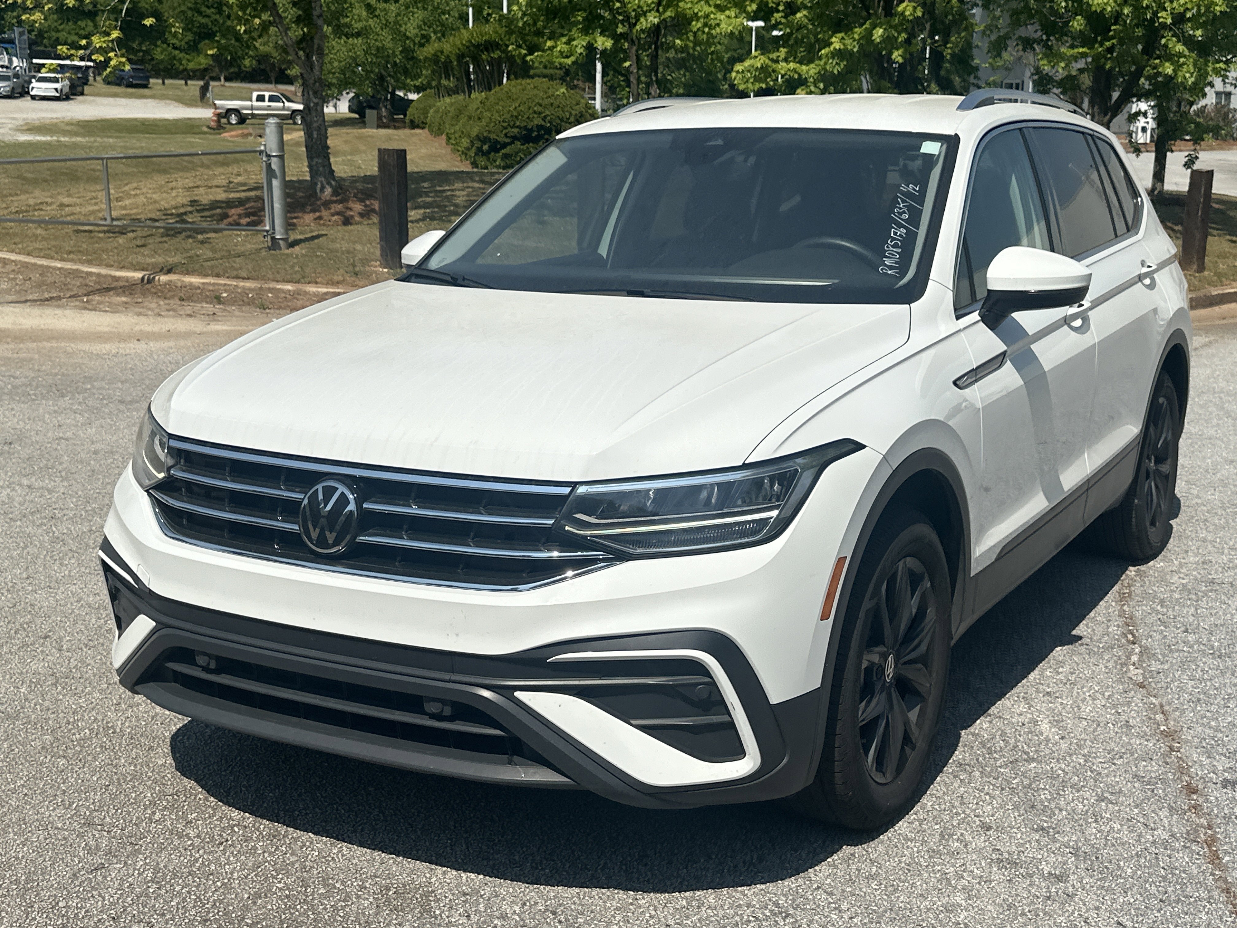 Used 2024 Volkswagen Tiguan SE FWD image 1