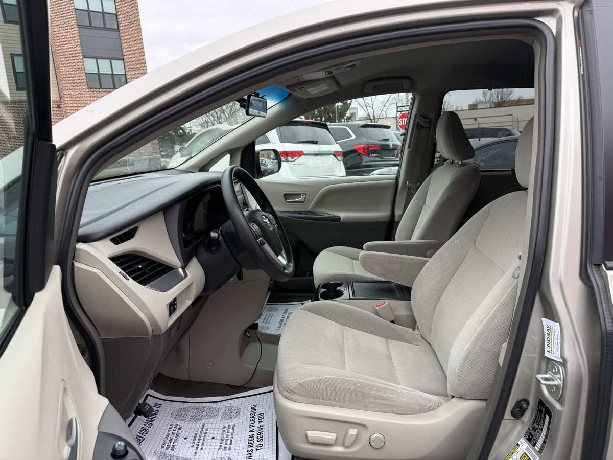 Used 2016 Toyota Sienna LE image 9