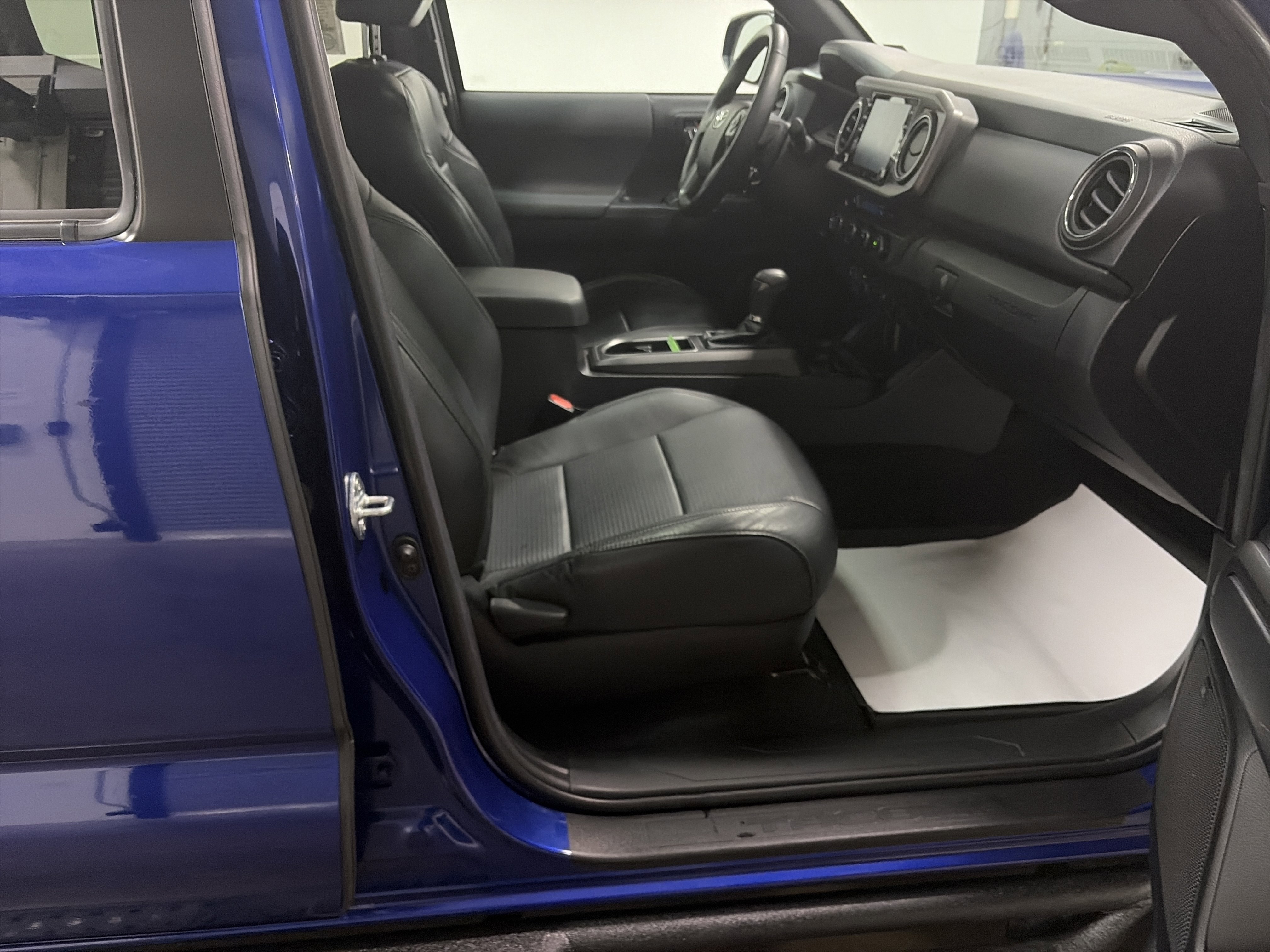 Used 2022 Toyota Tacoma TRD Sport w/ TRD Premium Sport Package AWD/4WD image 34