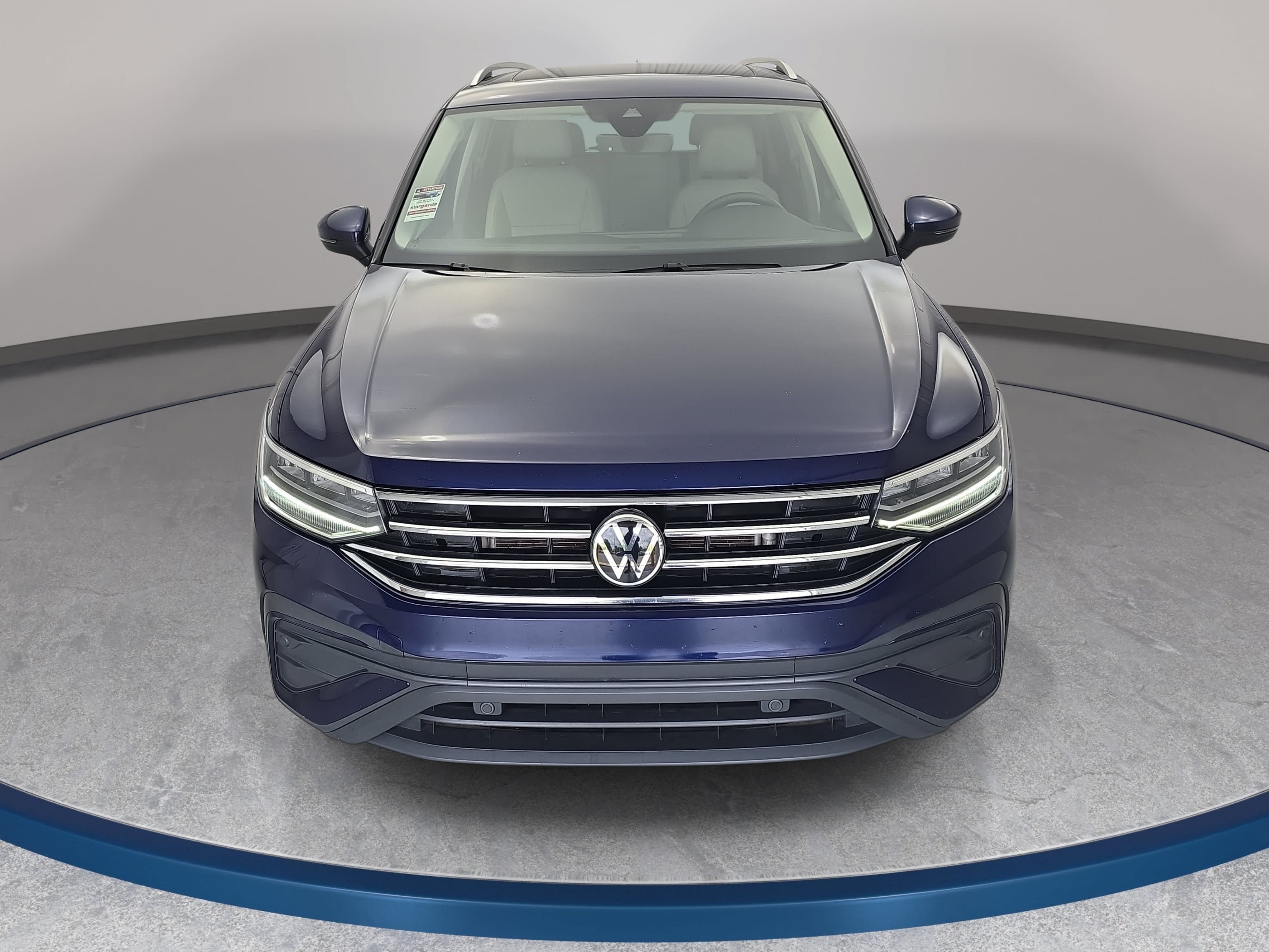 Used 2023 Volkswagen Tiguan SE w/ Panoramic Sunroof Package FWD image 2