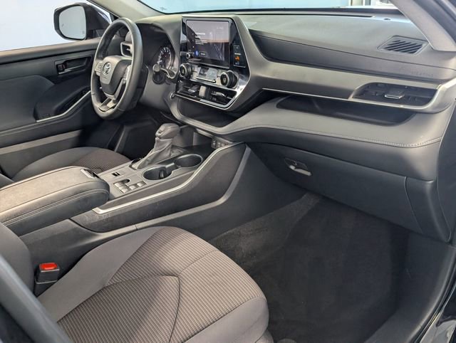 Used 2024 Toyota Highlander LE FWD image 14